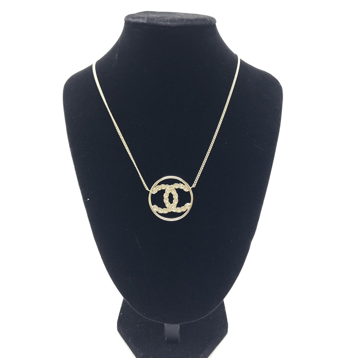Chanel Halskette mit CC-Kreis-Anhänger in Goldoptik