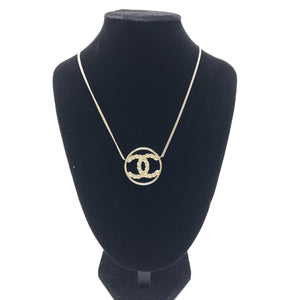 Chanel Halskette mit CC-Kreis-Anhänger in Goldoptik