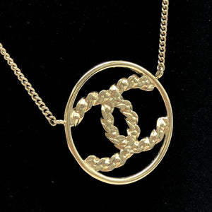 Chanel Halskette mit CC-Kreis-Anhänger in Goldoptik
