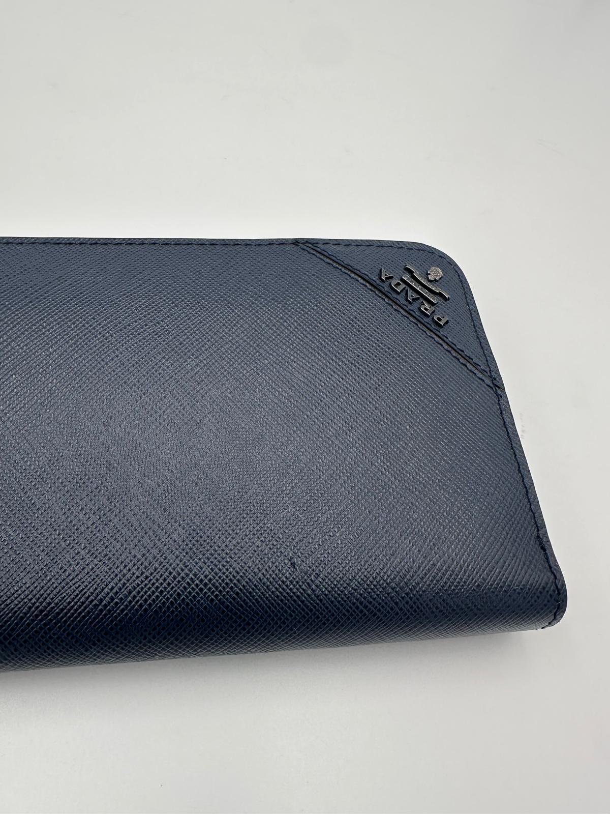 Prada PRADA Reißverschlussbörse aus blauem Saffiano Leder