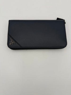 Prada PRADA Reißverschlussbörse aus blauem Saffiano Leder