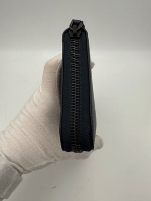 Prada PRADA Reißverschlussbörse aus blauem Saffiano Leder