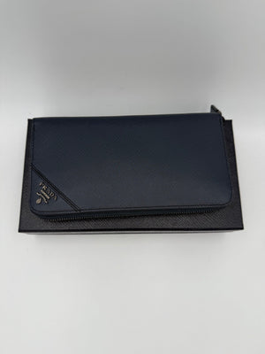 Prada PRADA Reißverschlussbörse aus blauem Saffiano Leder