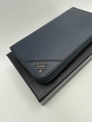 Prada PRADA Reißverschlussbörse aus blauem Saffiano Leder