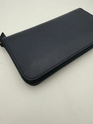Prada PRADA Reißverschlussbörse aus blauem Saffiano Leder