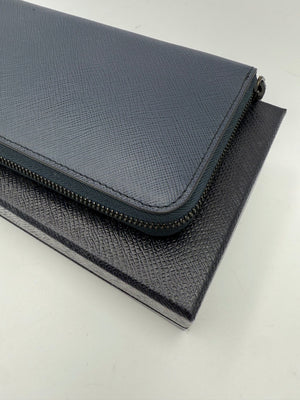 Prada PRADA Reißverschlussbörse aus blauem Saffiano Leder