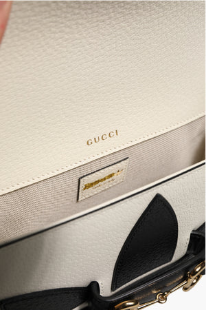 Gucci x Adidas Horsebit 1955 Schultertasche aus weißem und schwarzem Kalbsleder