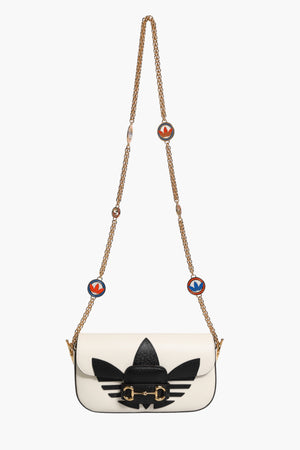 Gucci x Adidas Horsebit 1955 Schultertasche aus weißem und schwarzem Kalbsleder