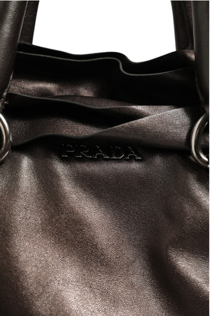 Prada Schultertasche aus Metallic-Nappaleder mit Rüschen