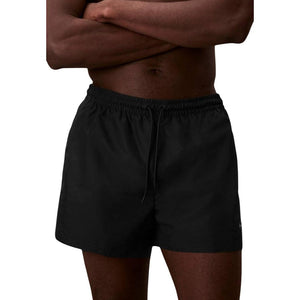 Calvin Klein Jeans Schwarze Badeshorts aus recyceltem Polyester