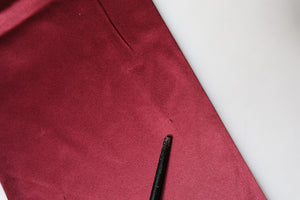 Dolce & Gabbana Roter Satin-Seiden-Schal mit Fransen
